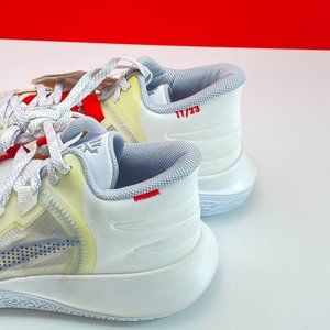 Kyrie Fly Trap V with TAGS M-9 White/Wolf Grey